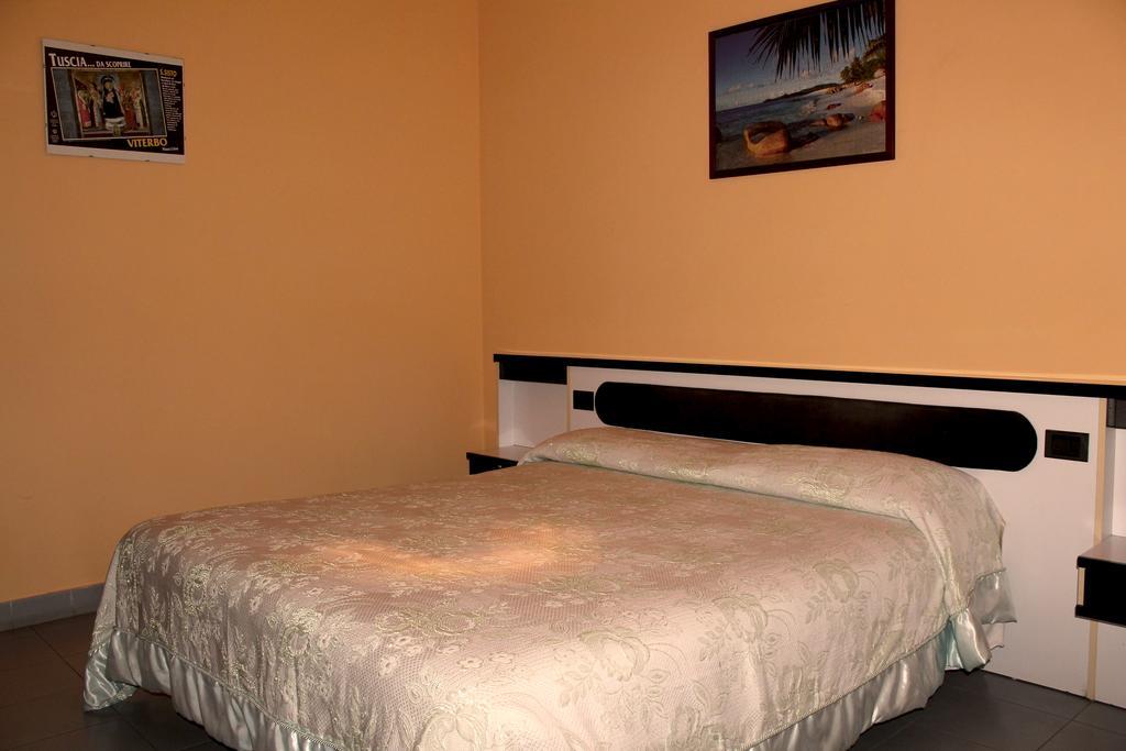 Hotel Falisco Fabrica di Roma Стая снимка