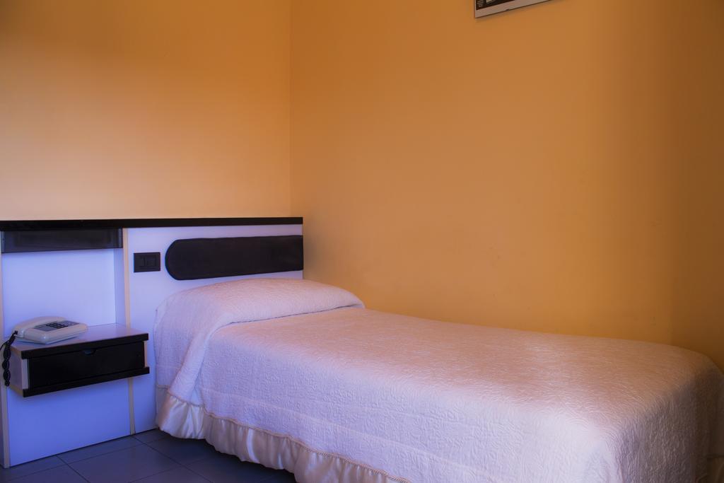 Hotel Falisco Fabrica di Roma Стая снимка
