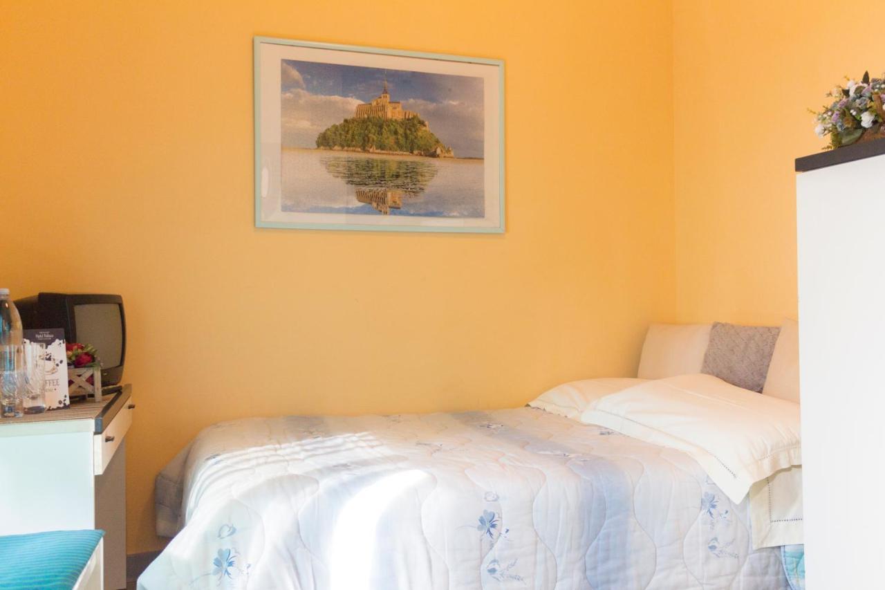 Hotel Falisco Fabrica di Roma Екстериор снимка